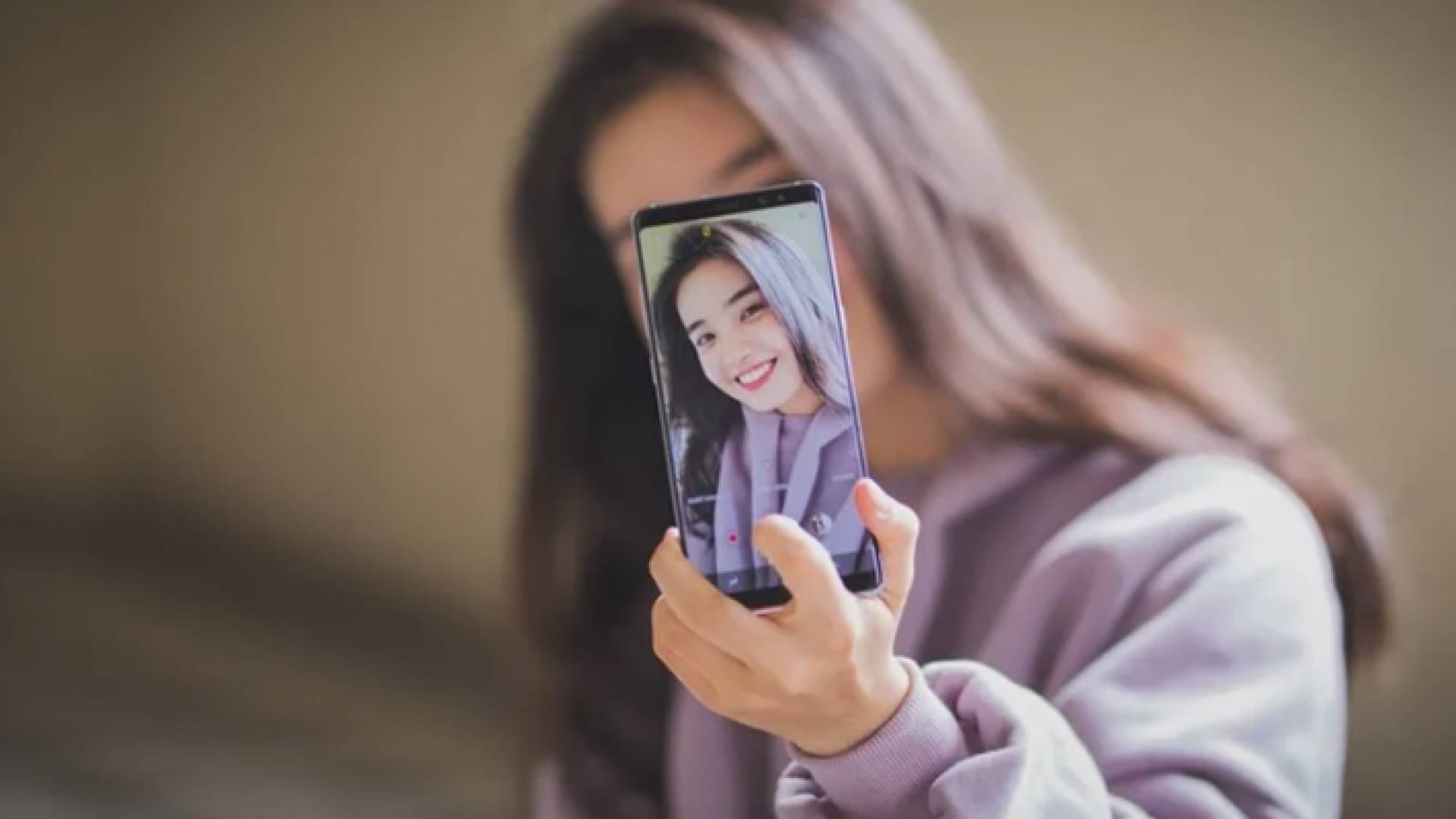 فتاة تستخدم "الفلتر"