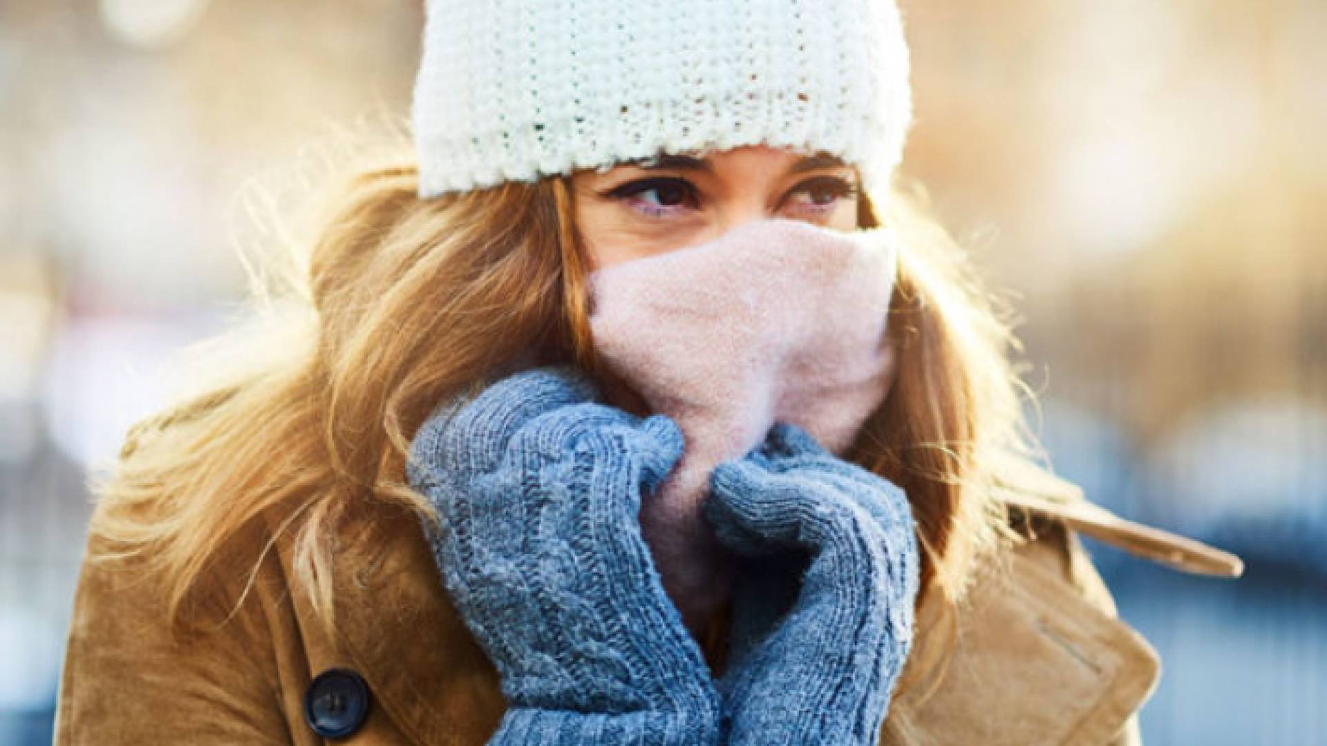 فتاة تردي معطف