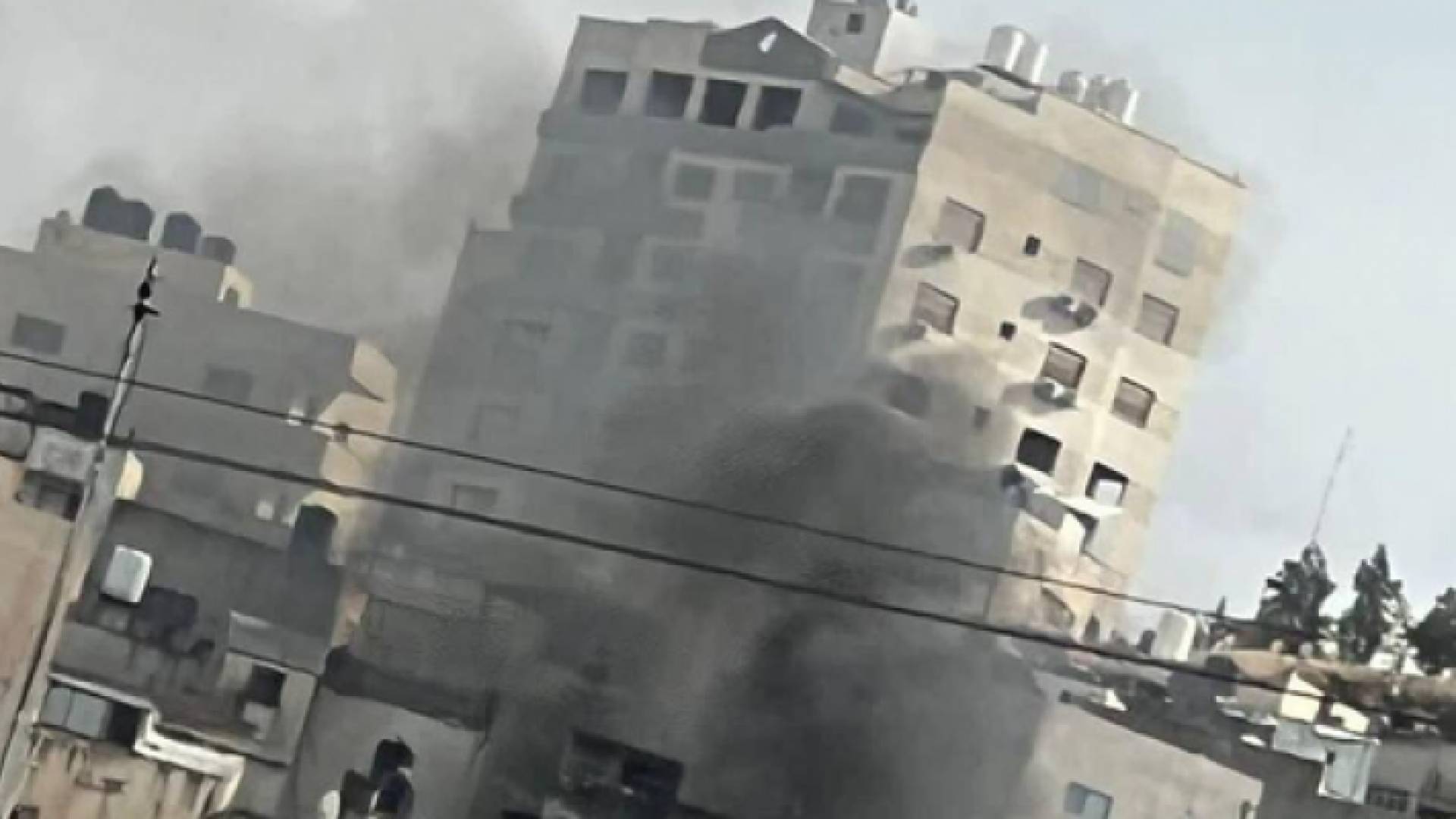 أعمدة دخان تتصاعد من منزل في جنين قصفته قوات الاحتلال