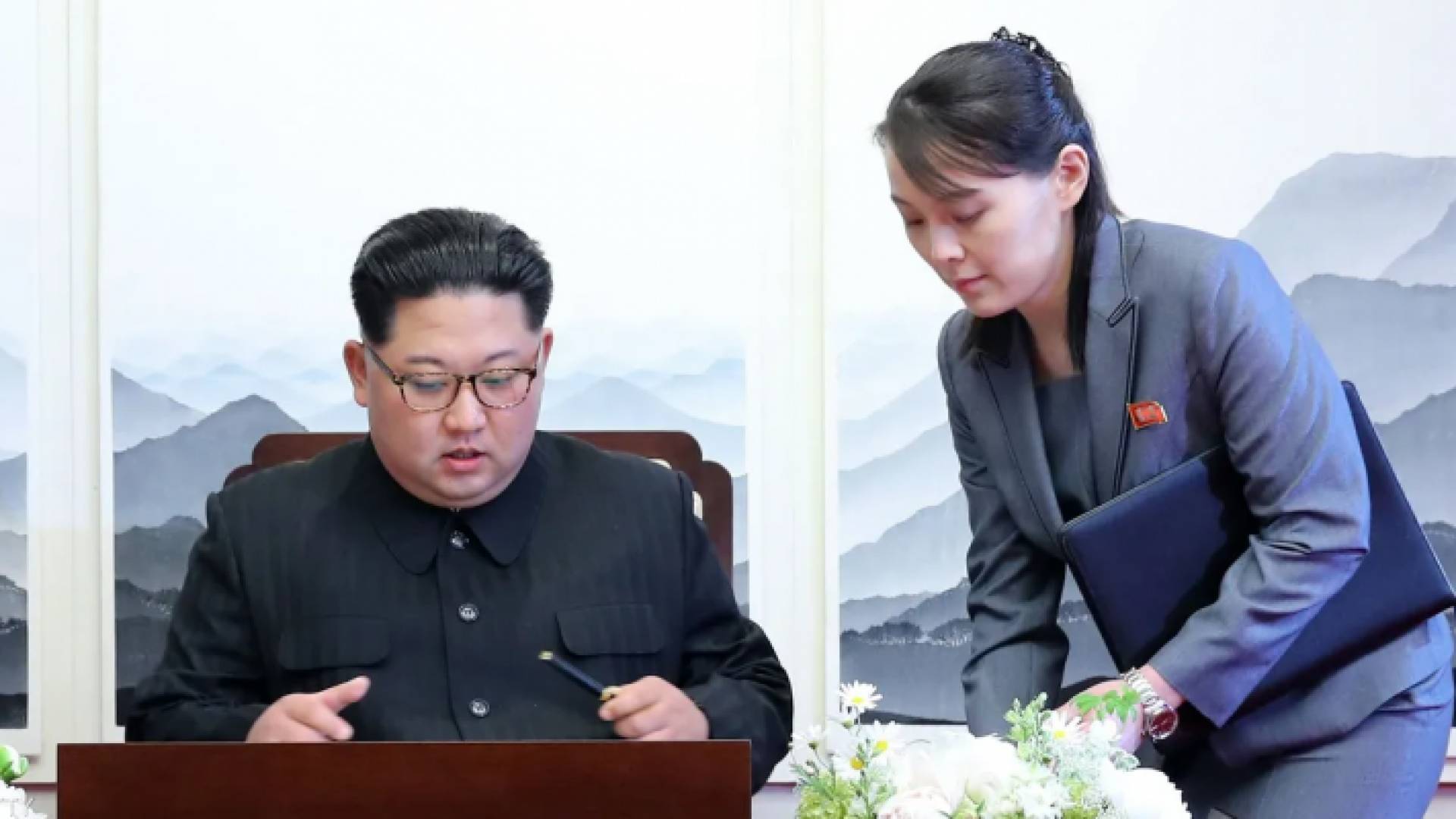 كيم يو جونغ إلى جانب شقيقها رئيس البلاد