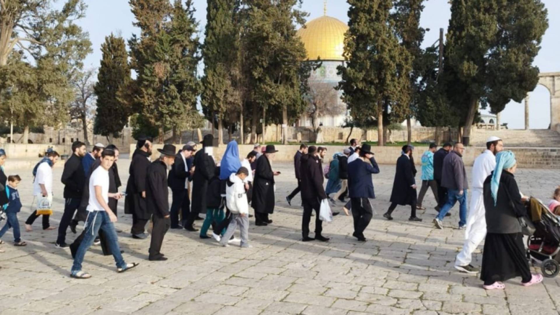 مستوطنون أثناء اقتحامهم المسجد الأقصى