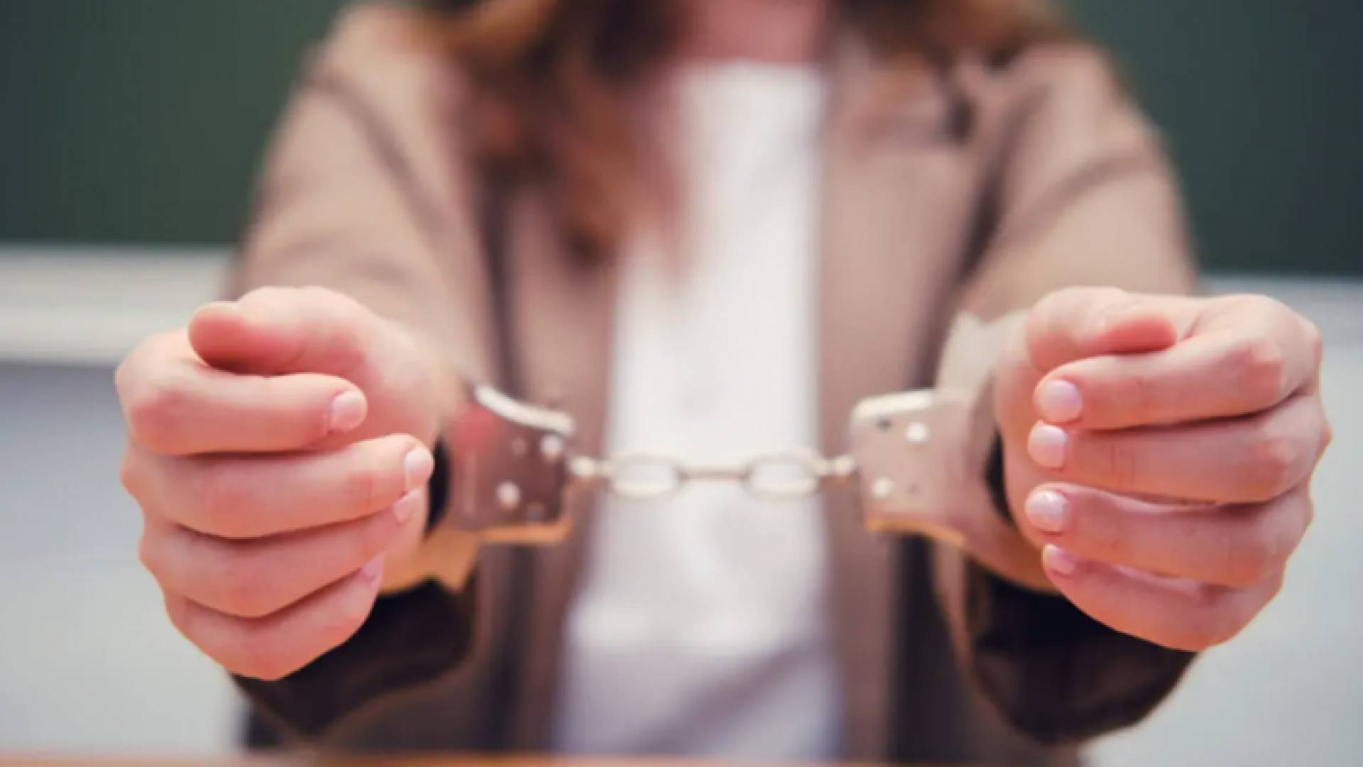 اعتقال سيدة