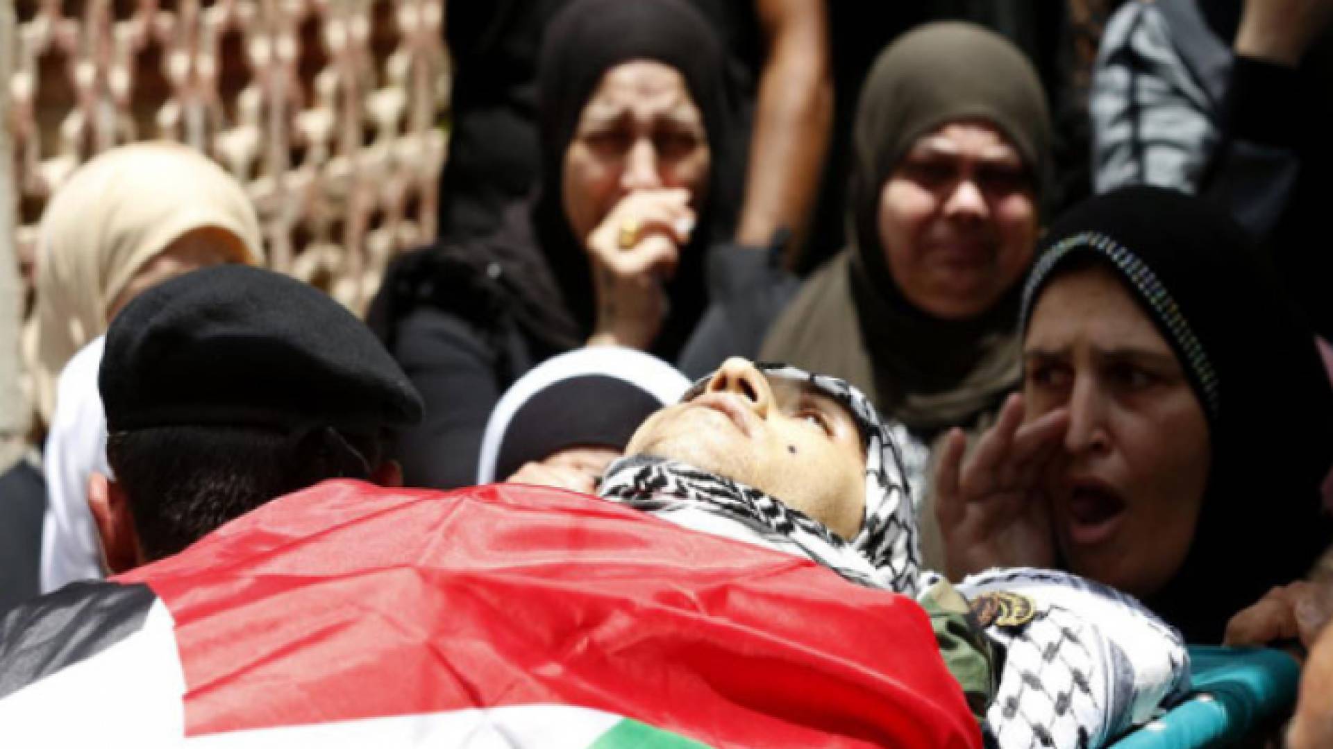 صورة أرشيفية من تشييع جثمان شهيد فلسطيني