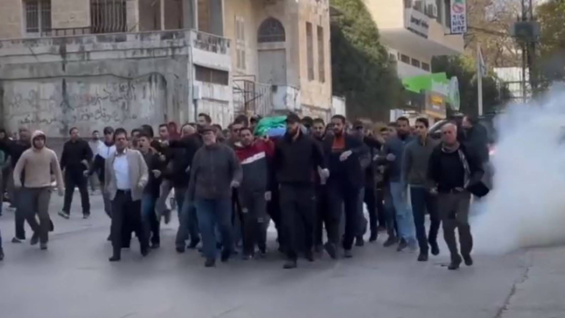 إطلاق قنابل غاز صوب مشيعيي الشهيد خروشة