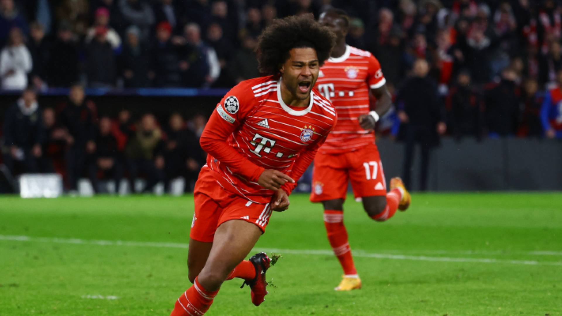 لاعب البايرن غنابري يحتفل بالهدف