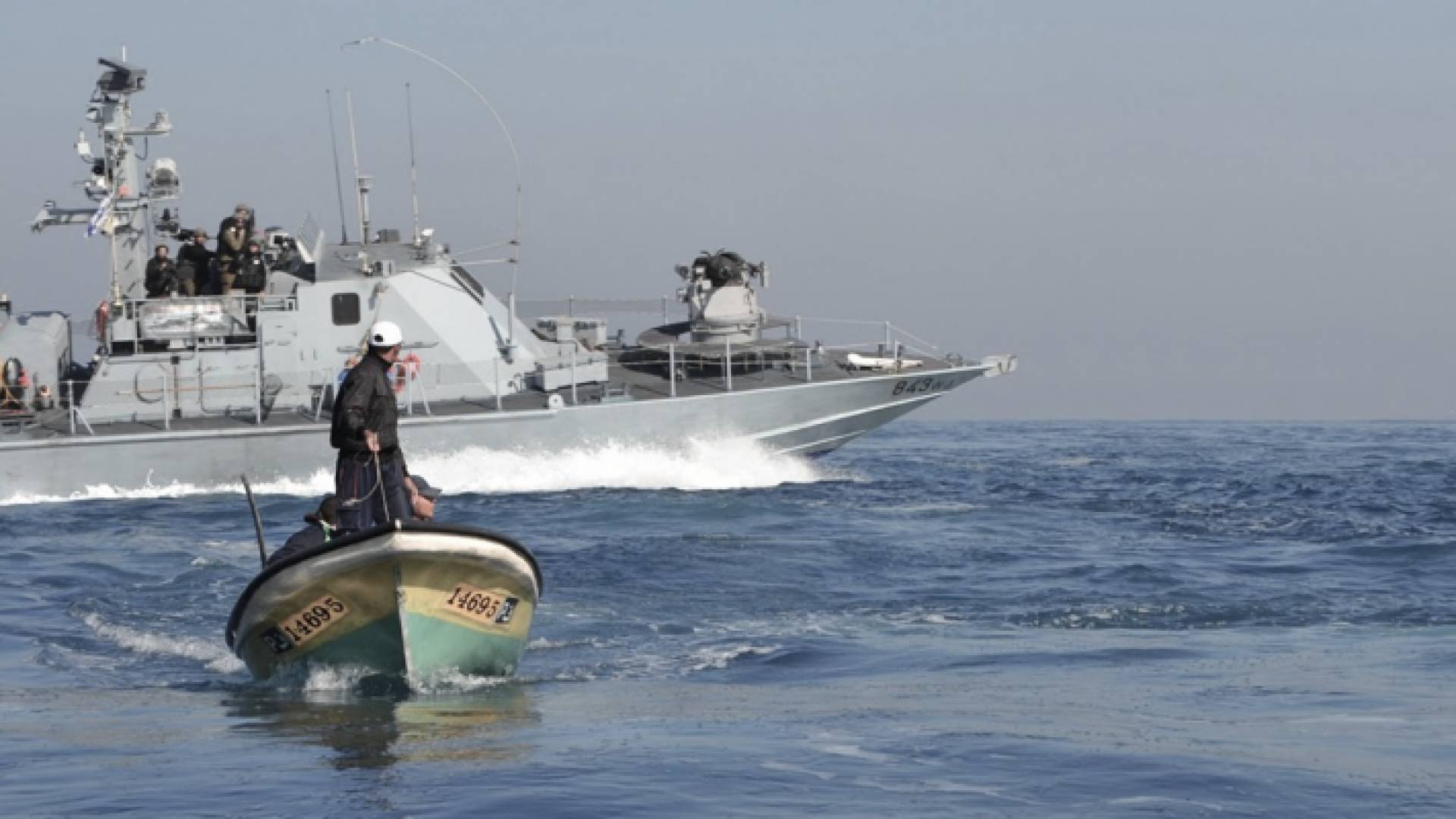 الاحتلال الإسرائيلي يستهدف الصيادين في بحر غزة