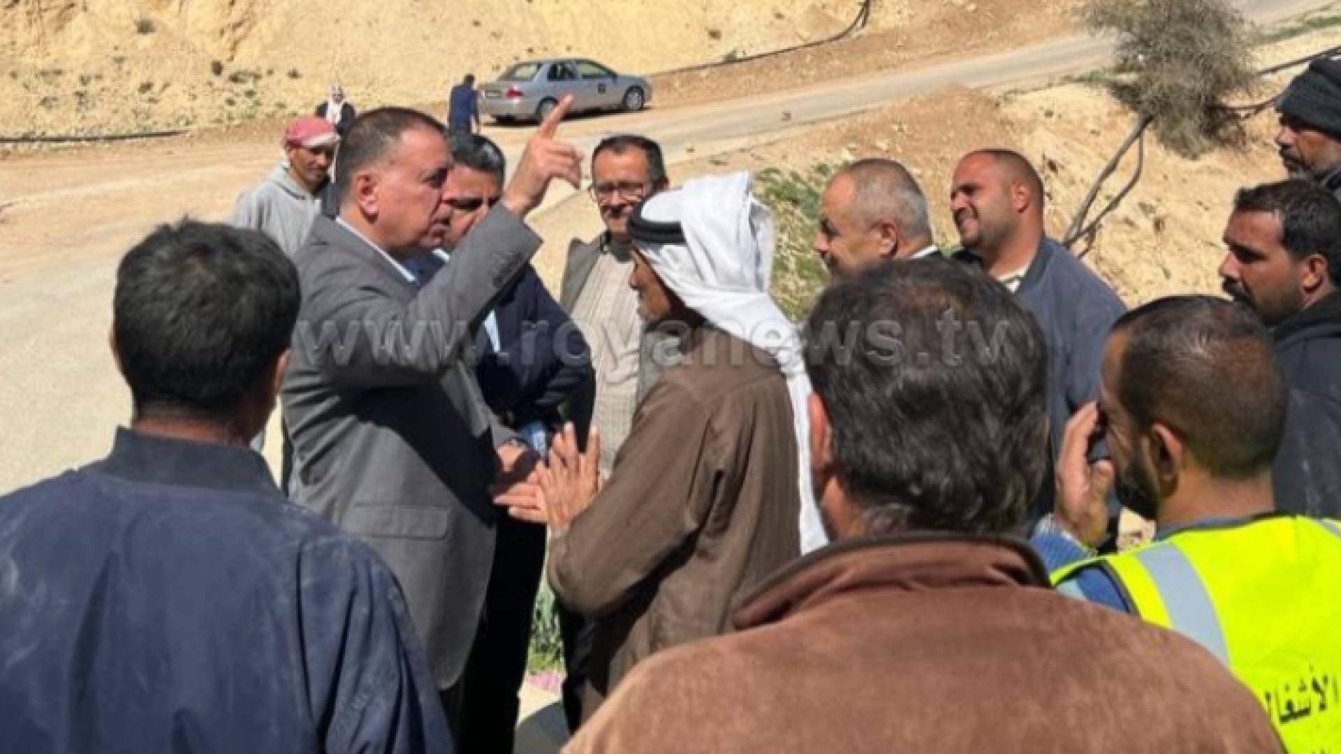 وزير الداخلية مازن الفراية خلال زيارته محافظة الكرك