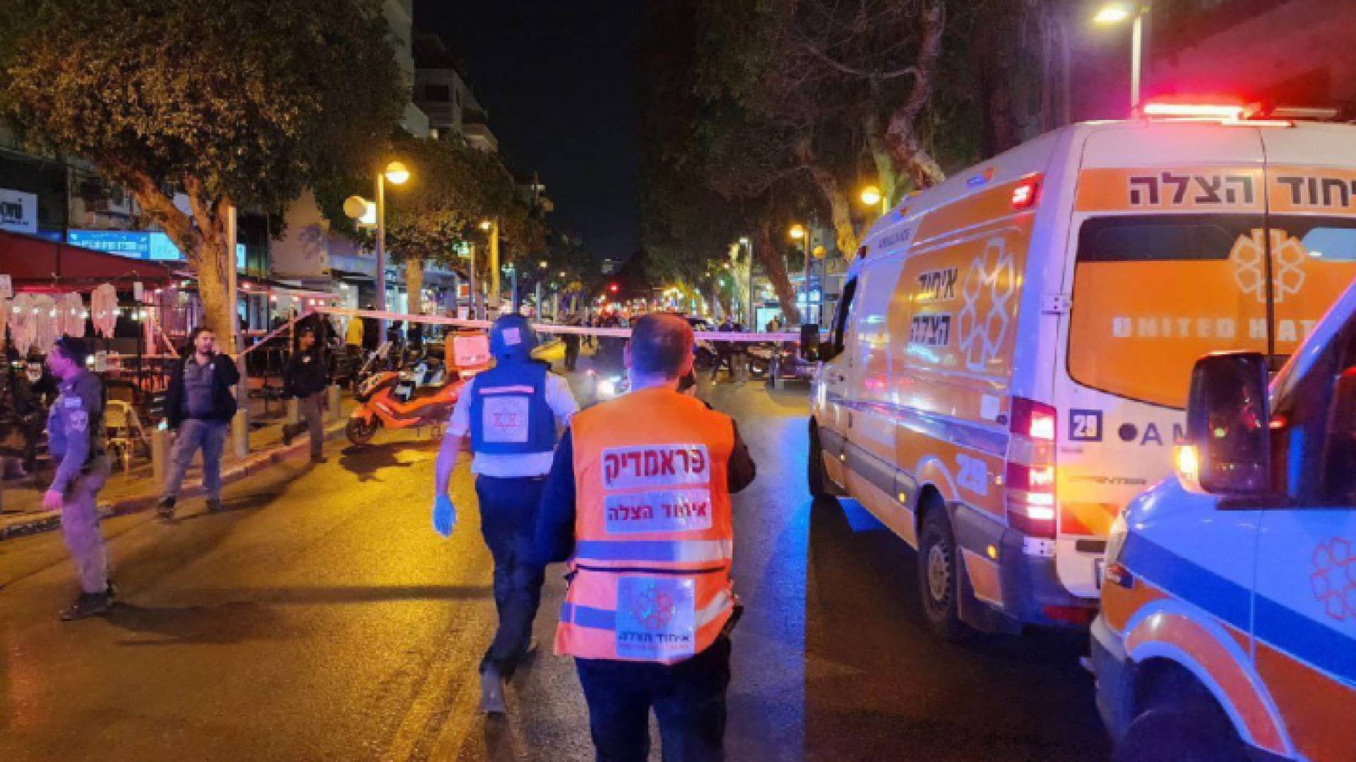 سيارات الإسعاف الإسرائيلية تنقل المصابين في عملية تل أبيب الفدائية