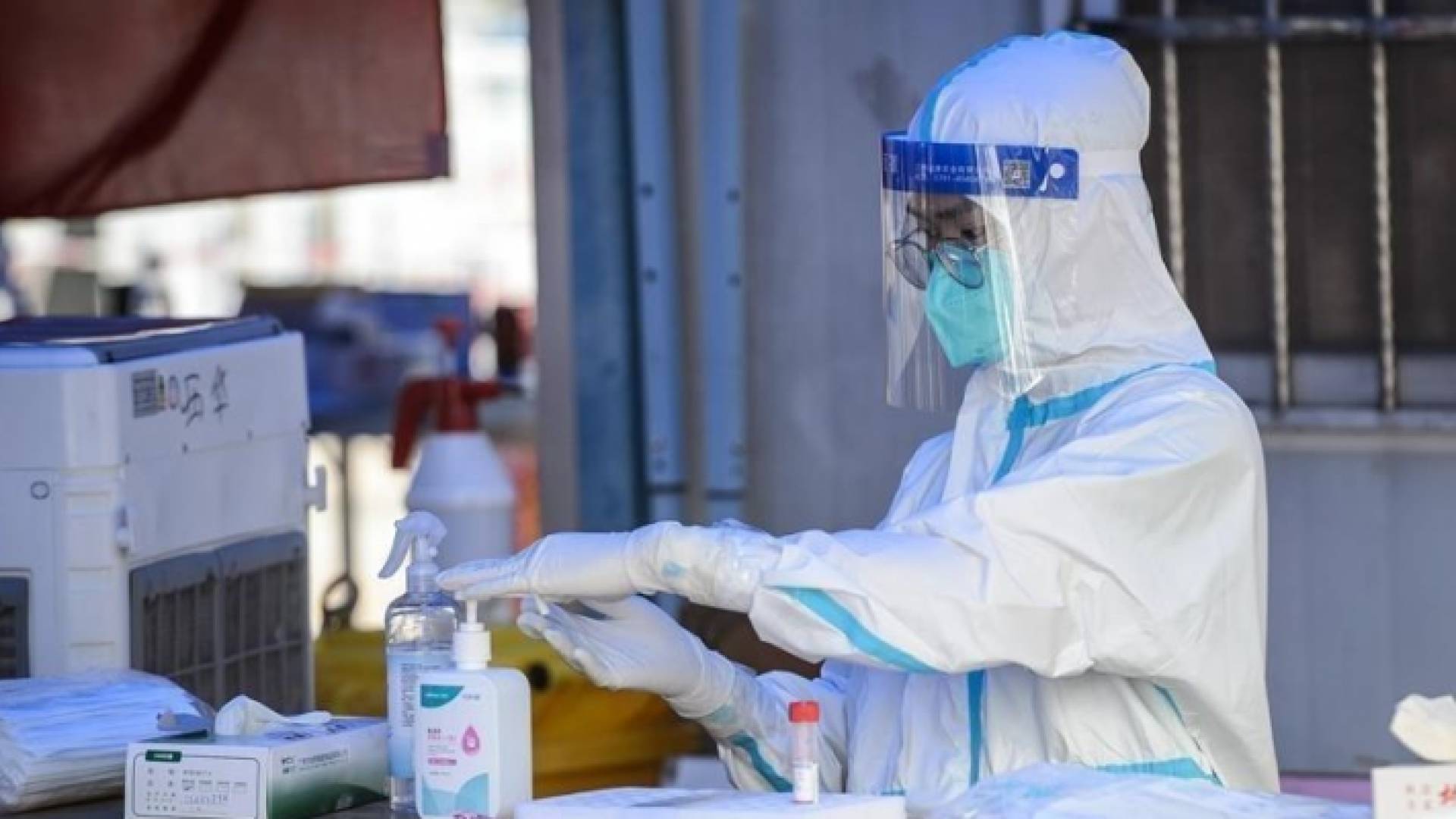 صورة أرشيفية لإحدى الكوادر الطبية