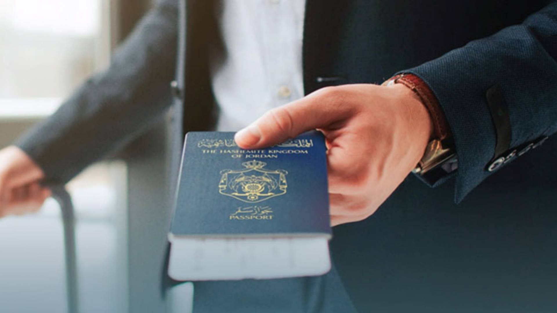 صورة أرشيفية لشخص يحمل جواز سفر أردني