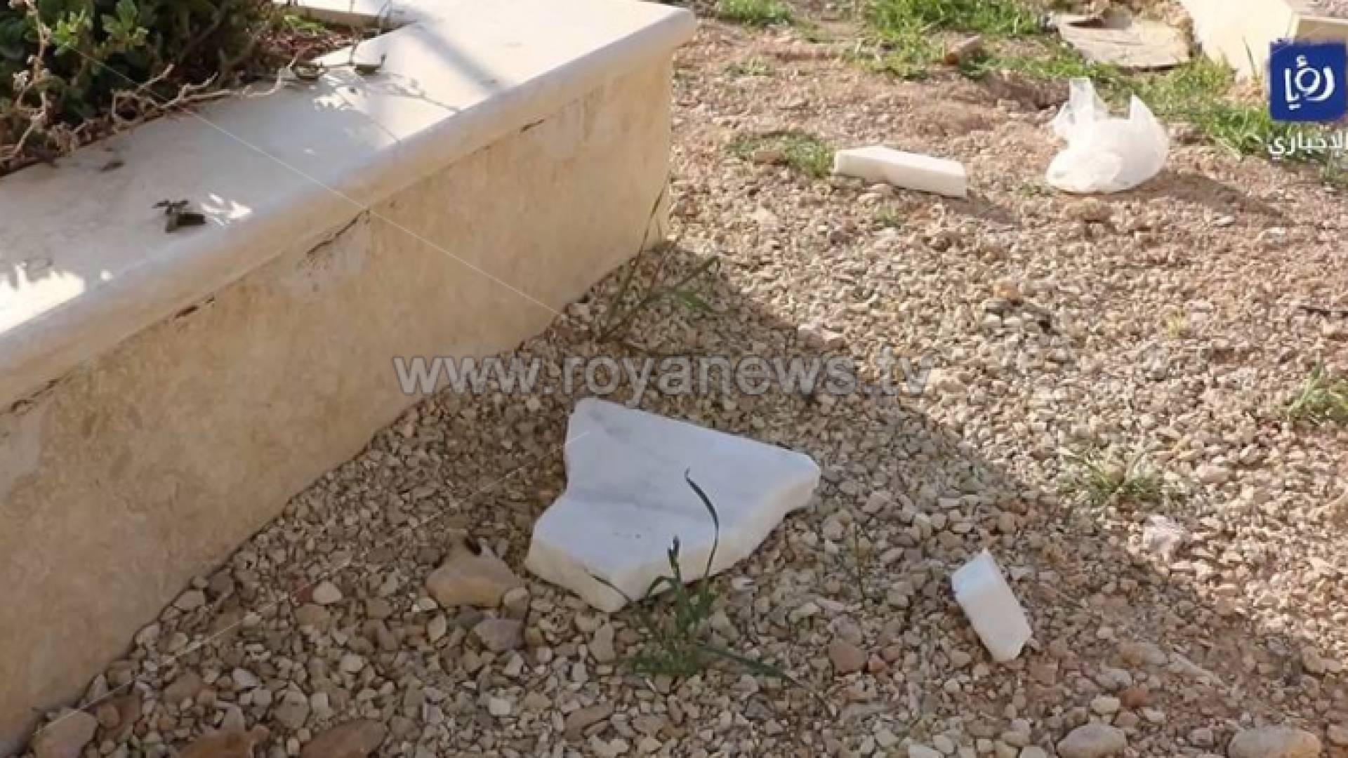 صورة من تحطيم وتكسير شواهد