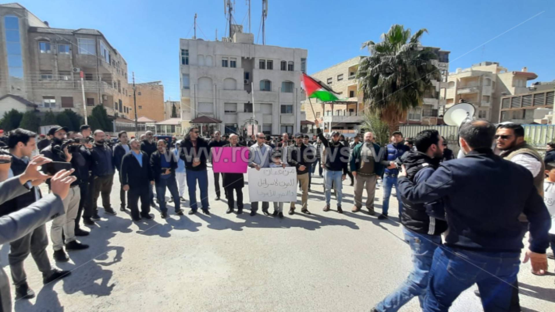 جانب من الوقفة التضامنية أمام مسجد الكالوتي في الرابية