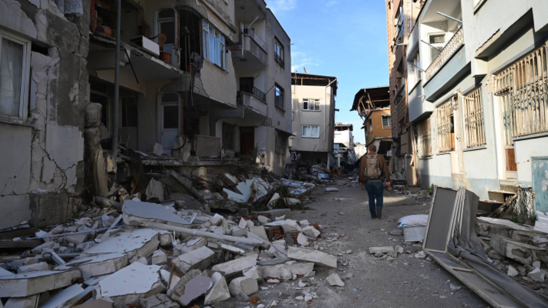 دمار خلفه الزلزال المدمر