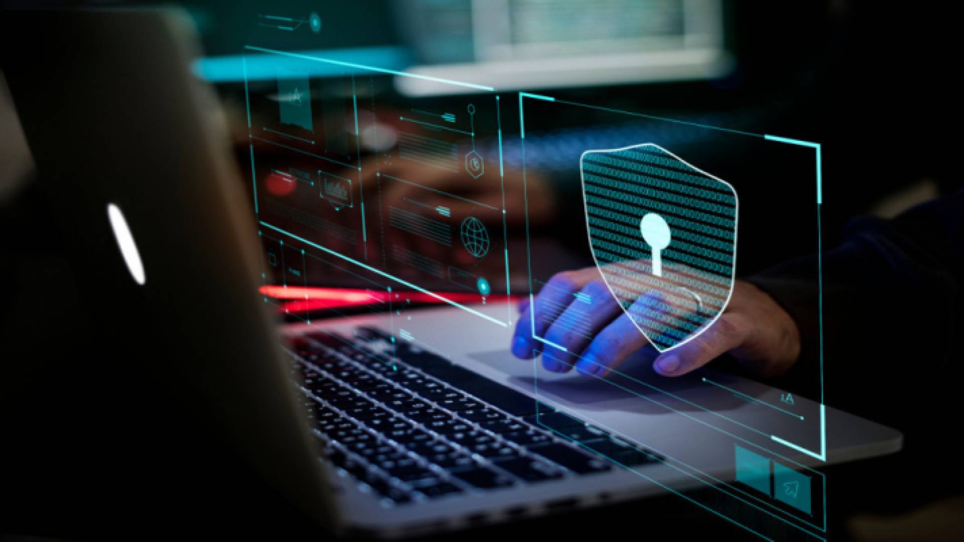 شخص يستخدم جهاز الحاسوب