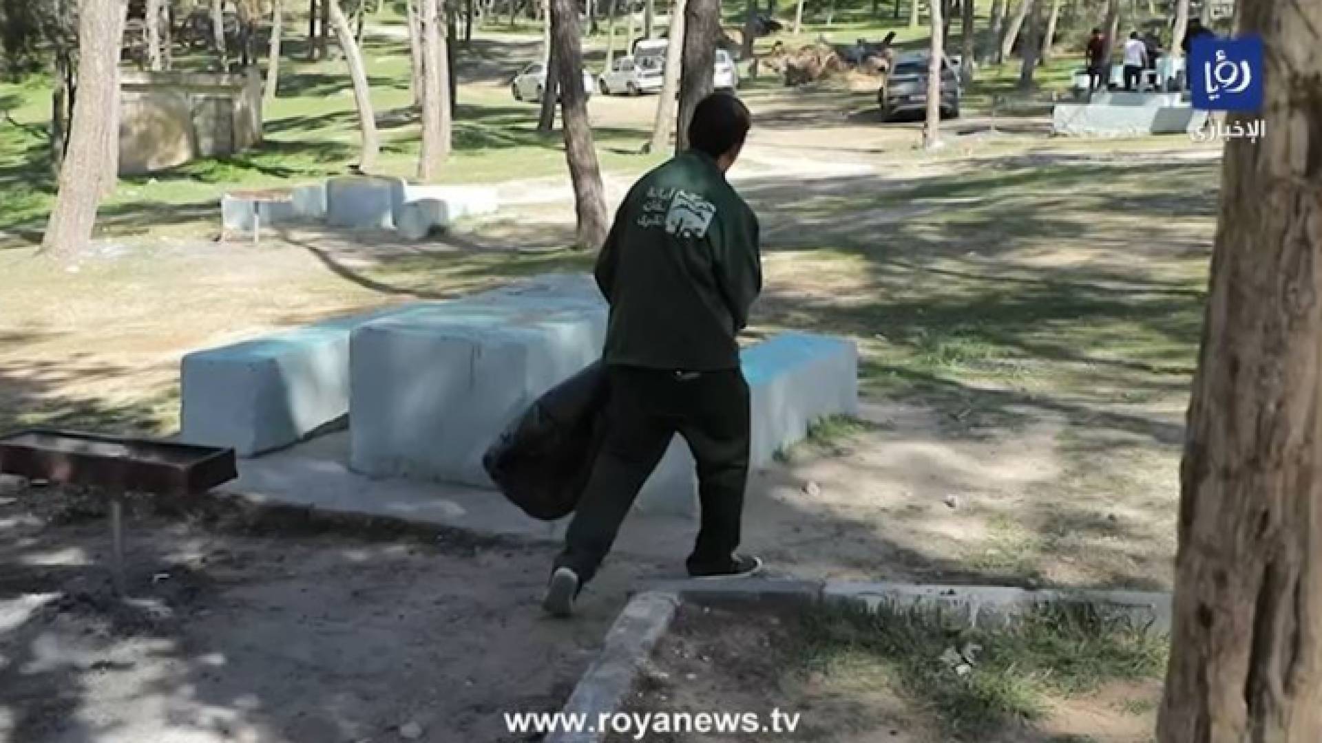 أحد موظفي أمانة عمان الكبرى أثناء التنظيف