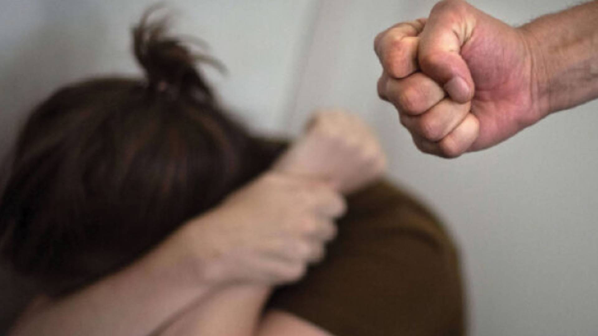 صورة تعبيرية لرجل يضرب سيدة