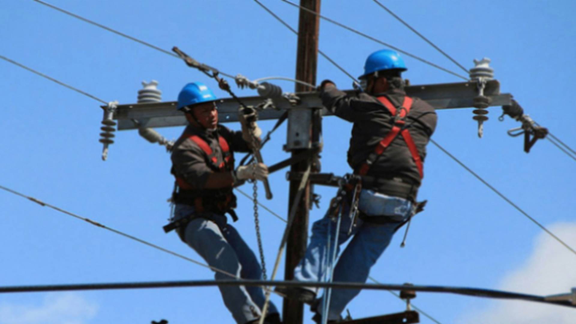 عاملون في الكهرباء