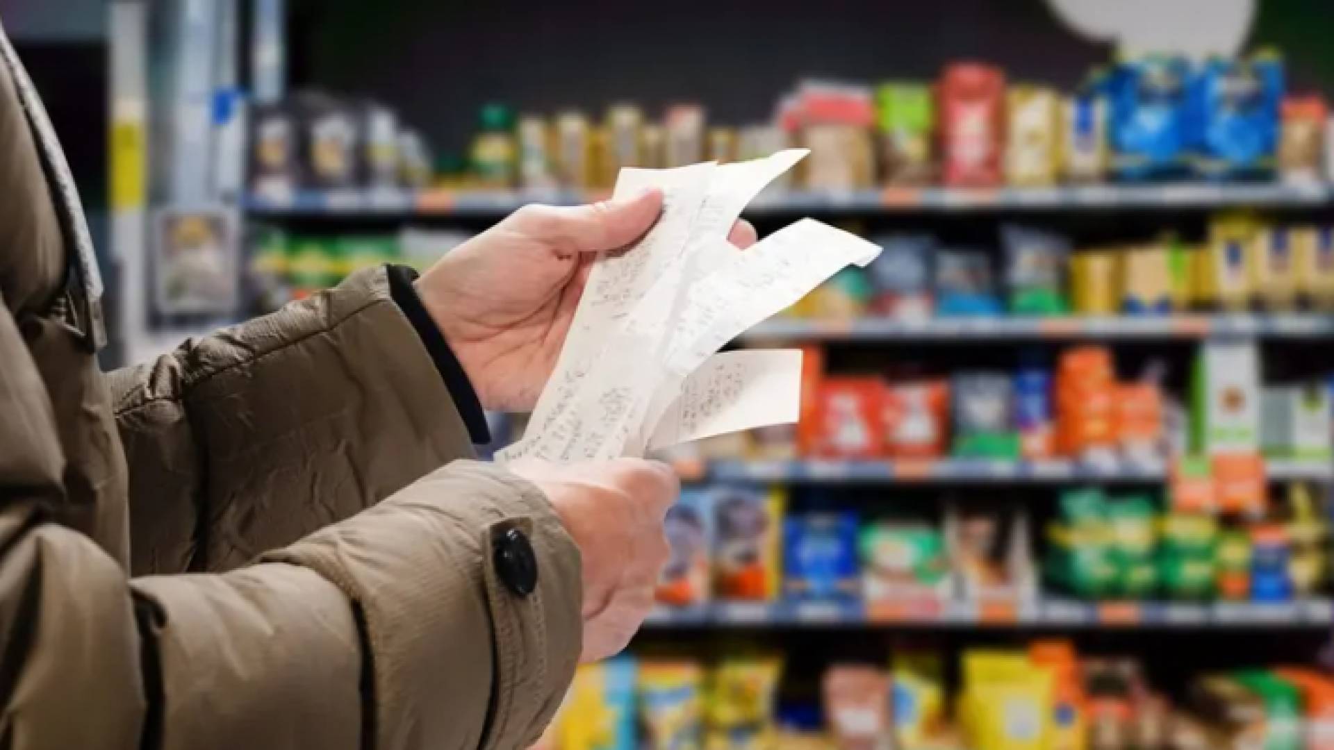 شخص يحمل فاتورة