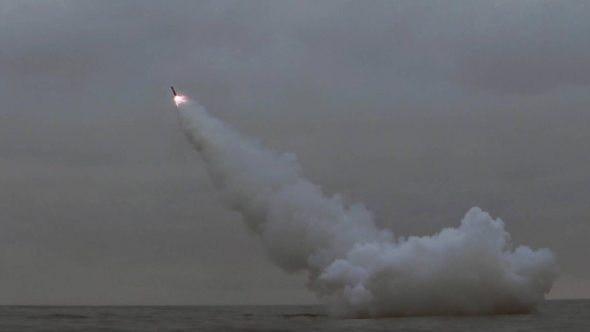 الصورة من اختبار كوريا الشمالية لصواريخ كروز الاستراتيجية من الغواصة