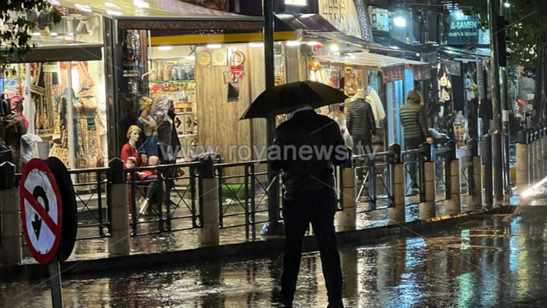 شخص يحمل مظلة في أحد شواع العاصمة عمان