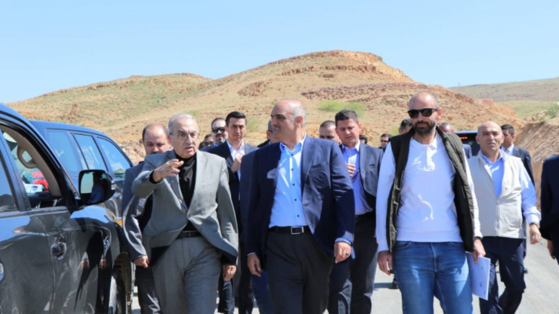 رئيس الوزراء بشر الخصاونة أثناء تفقد طريق حمرة الصحن دير علا