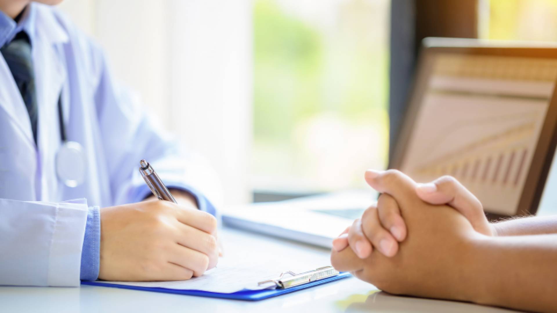 صورة تعبيرية لطبيب ومريض