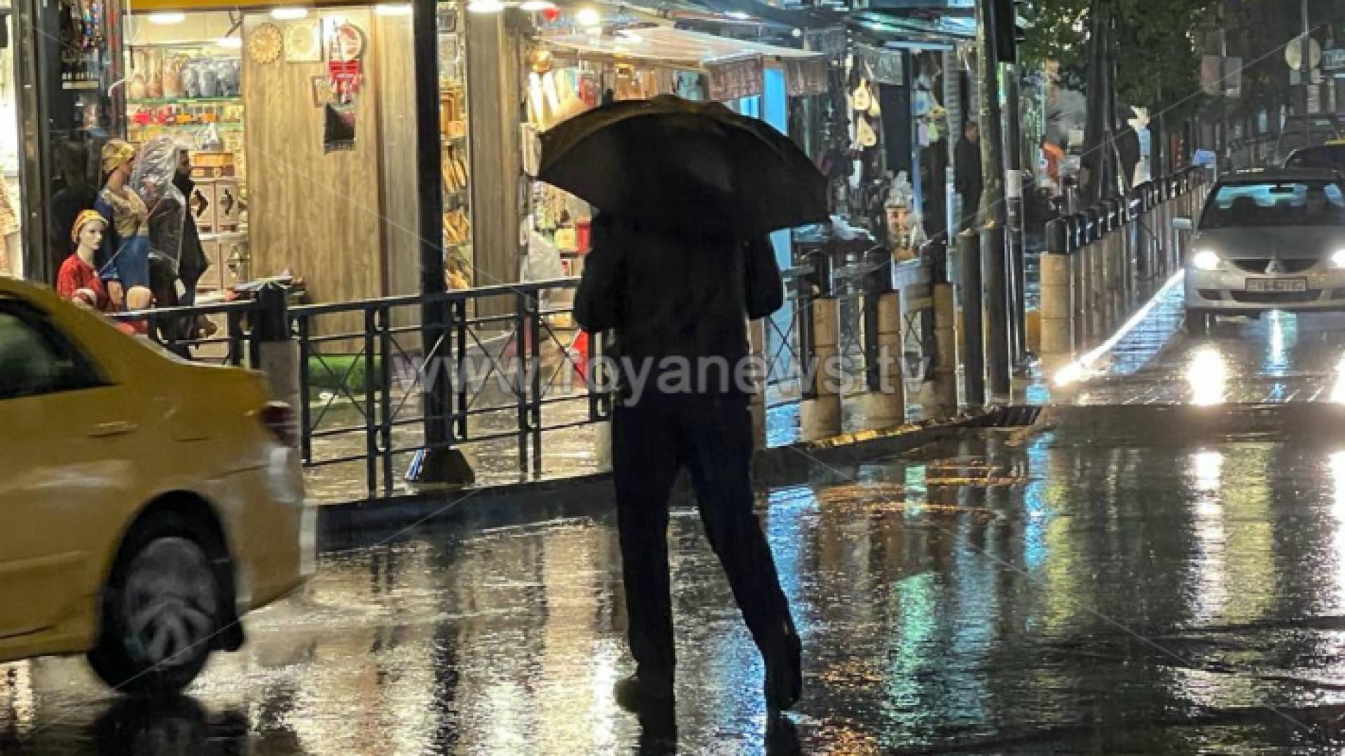 شخص يحمل مظلة في أحد شواع العاصمة عمان