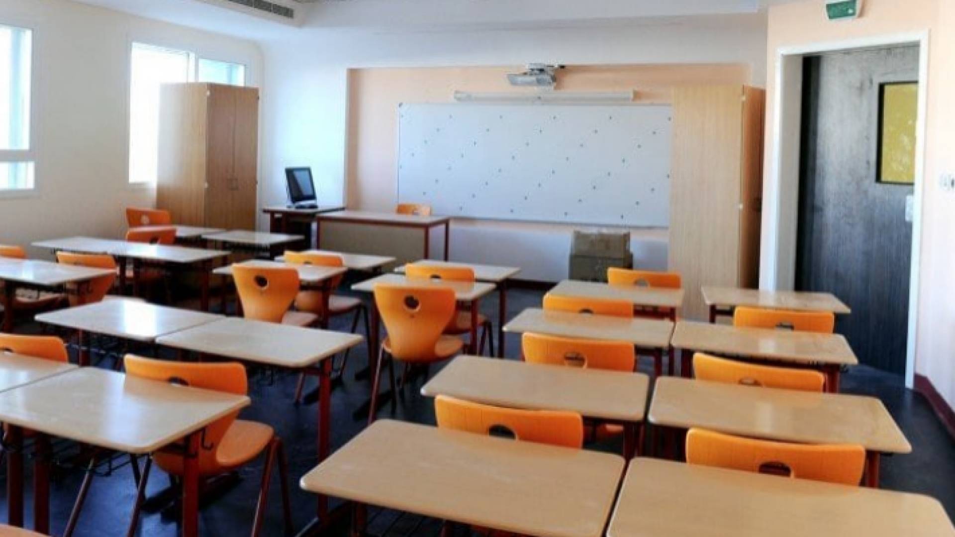 مقاعد في إحدى المدارس الخاصة