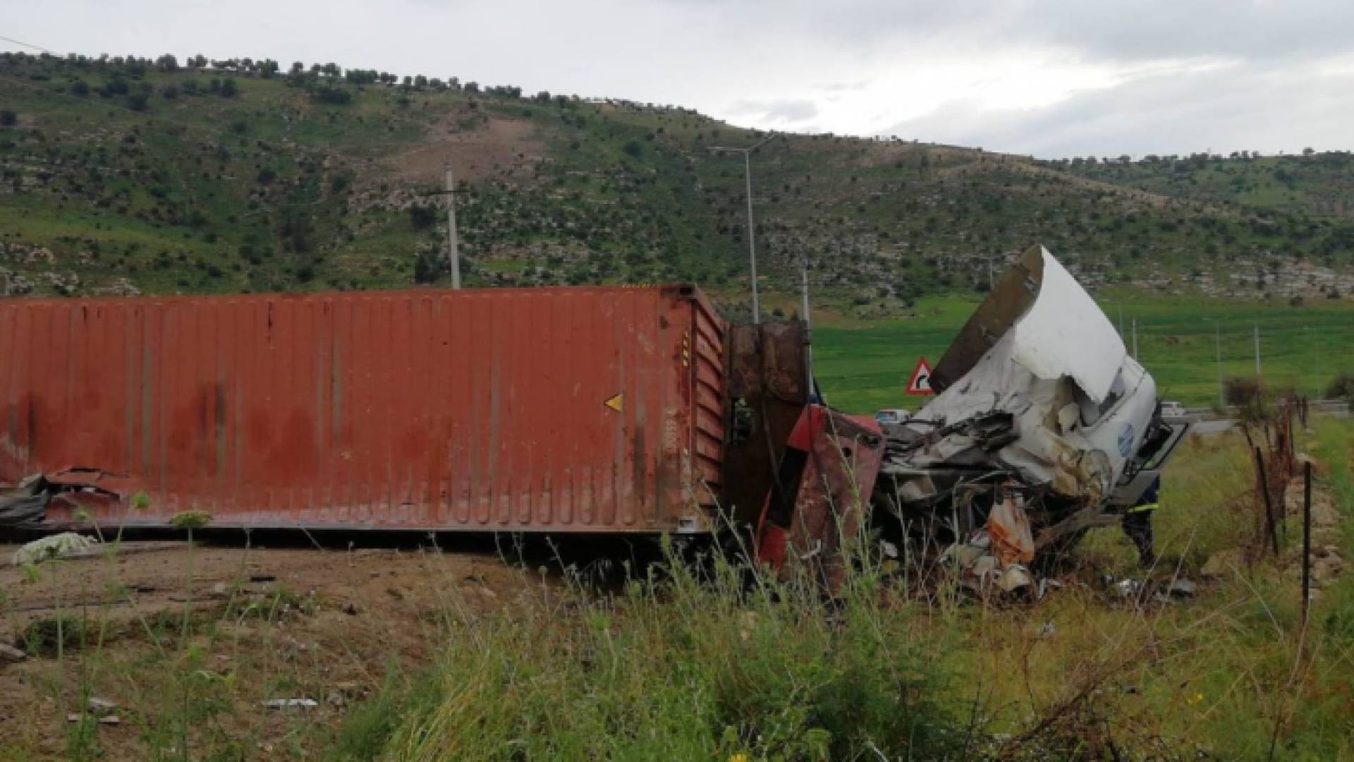 الشاحنة التي تعرض لحادث تدهور