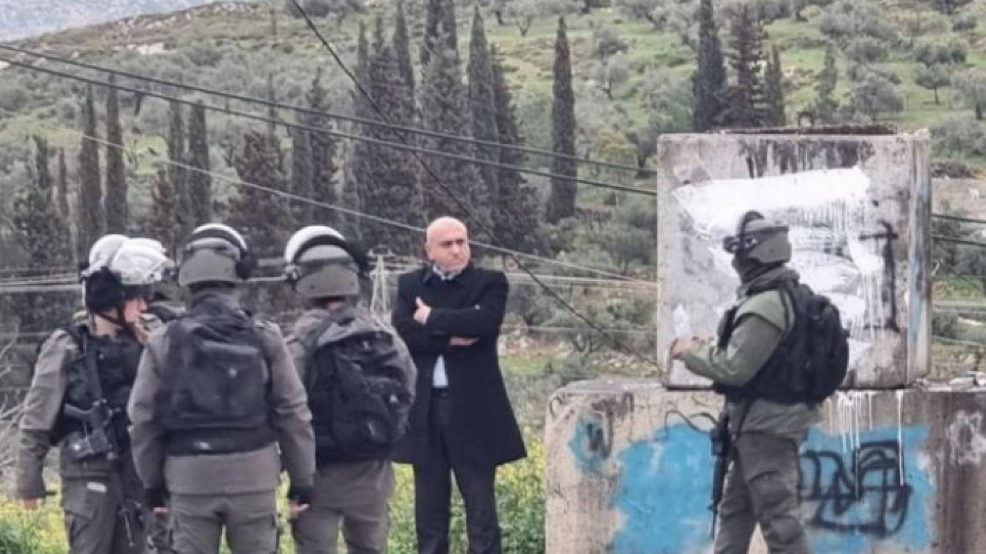 أثناء احتجاز محافظ جنين أكرم الرجوب