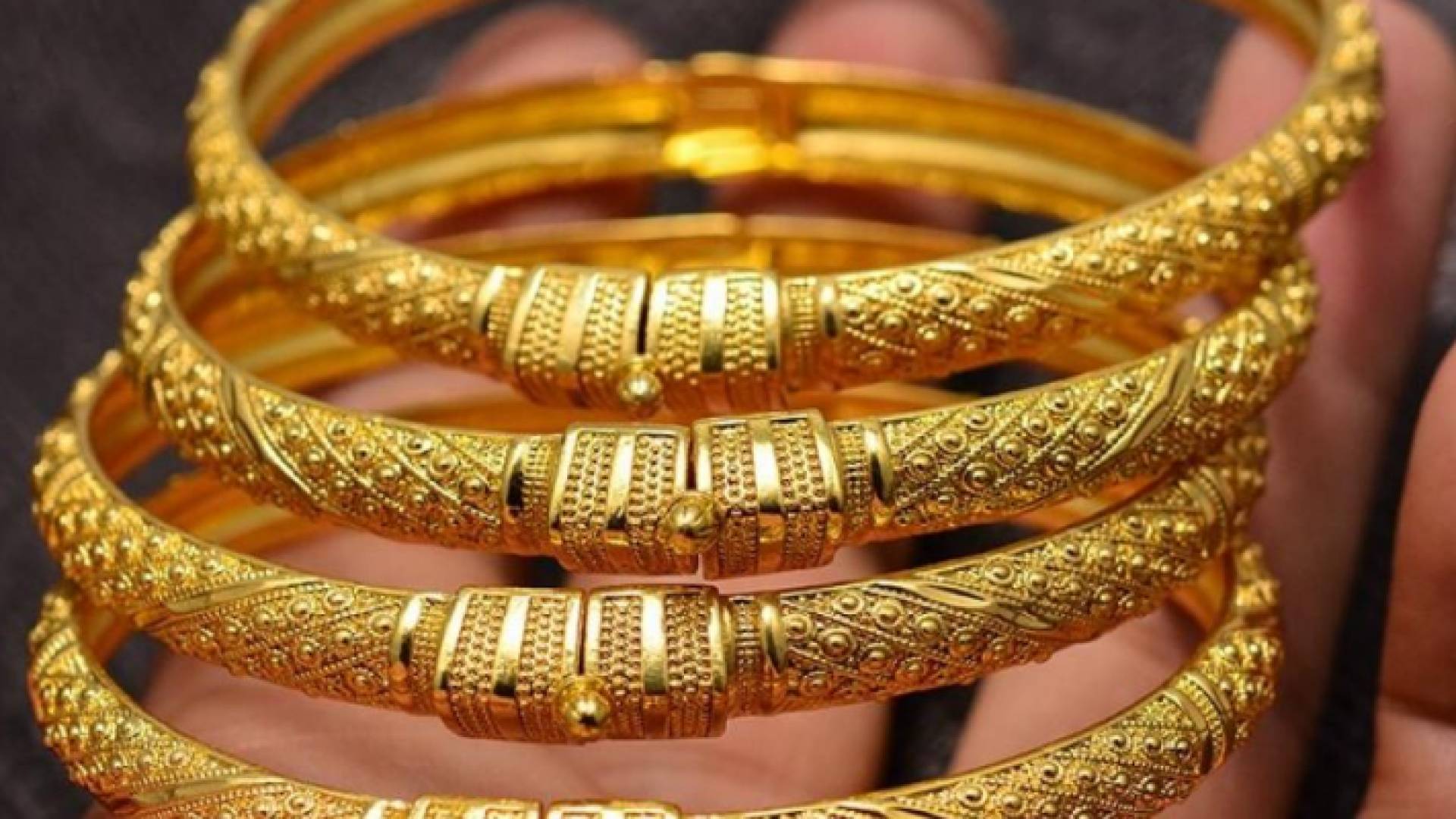 أساور ذهبية