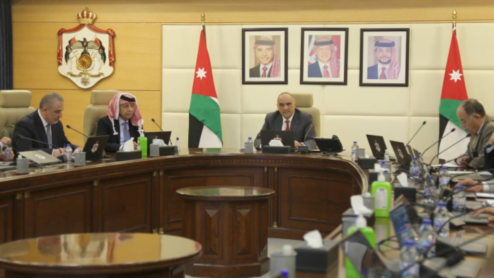 رئيس الوزراء بشر الخصاونة أثناء الجلسة