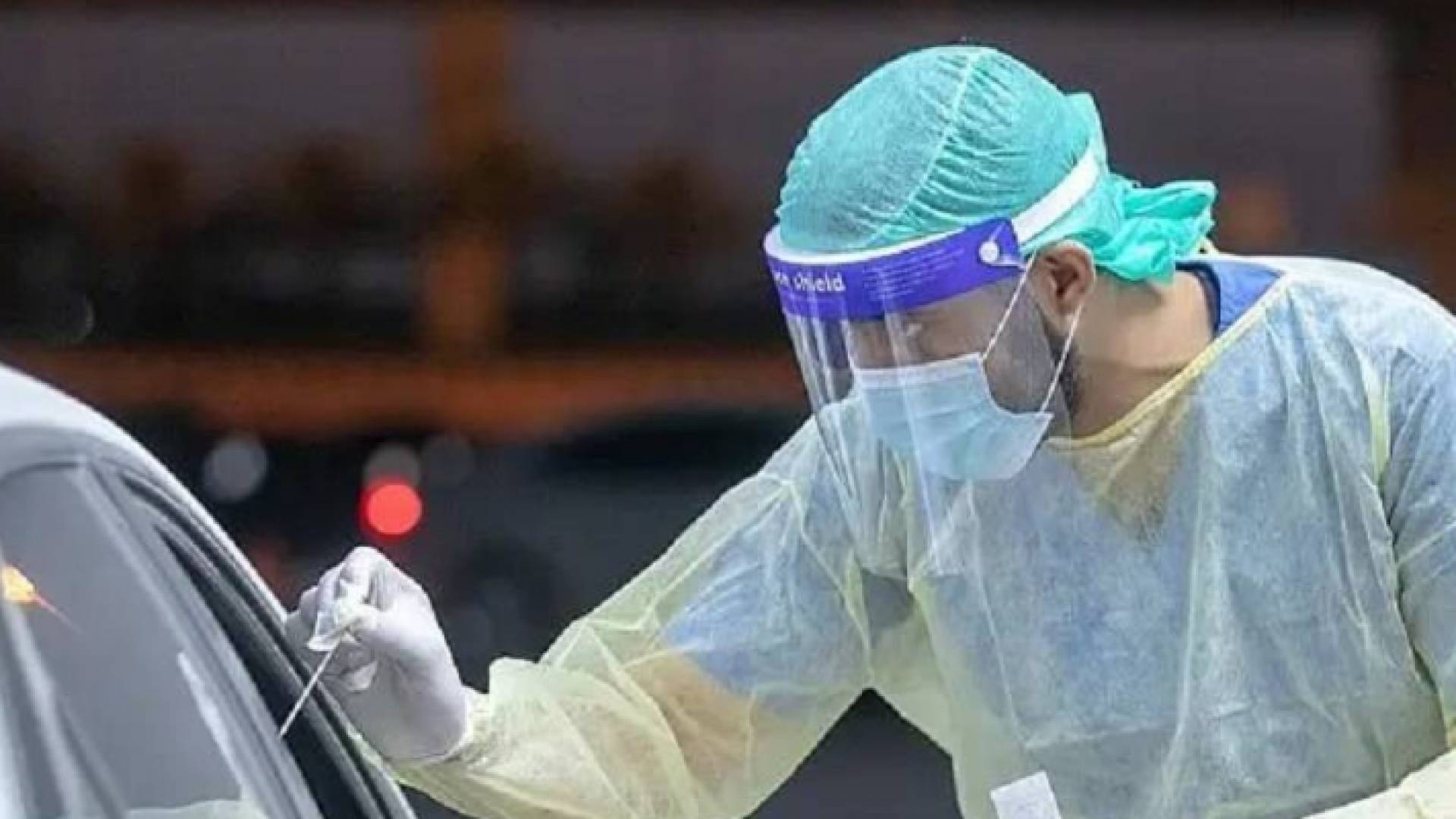 عضو فريق تقصٍ وبائي يأخذ مسحة أنفية للكشف عن فيروس كورونا