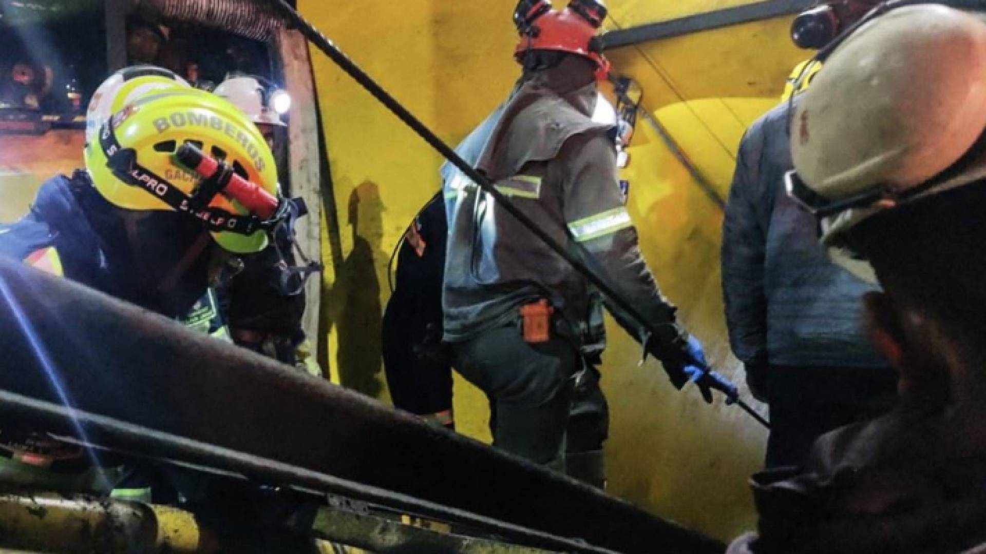 عناصر الإنقاذ في كولومبيا