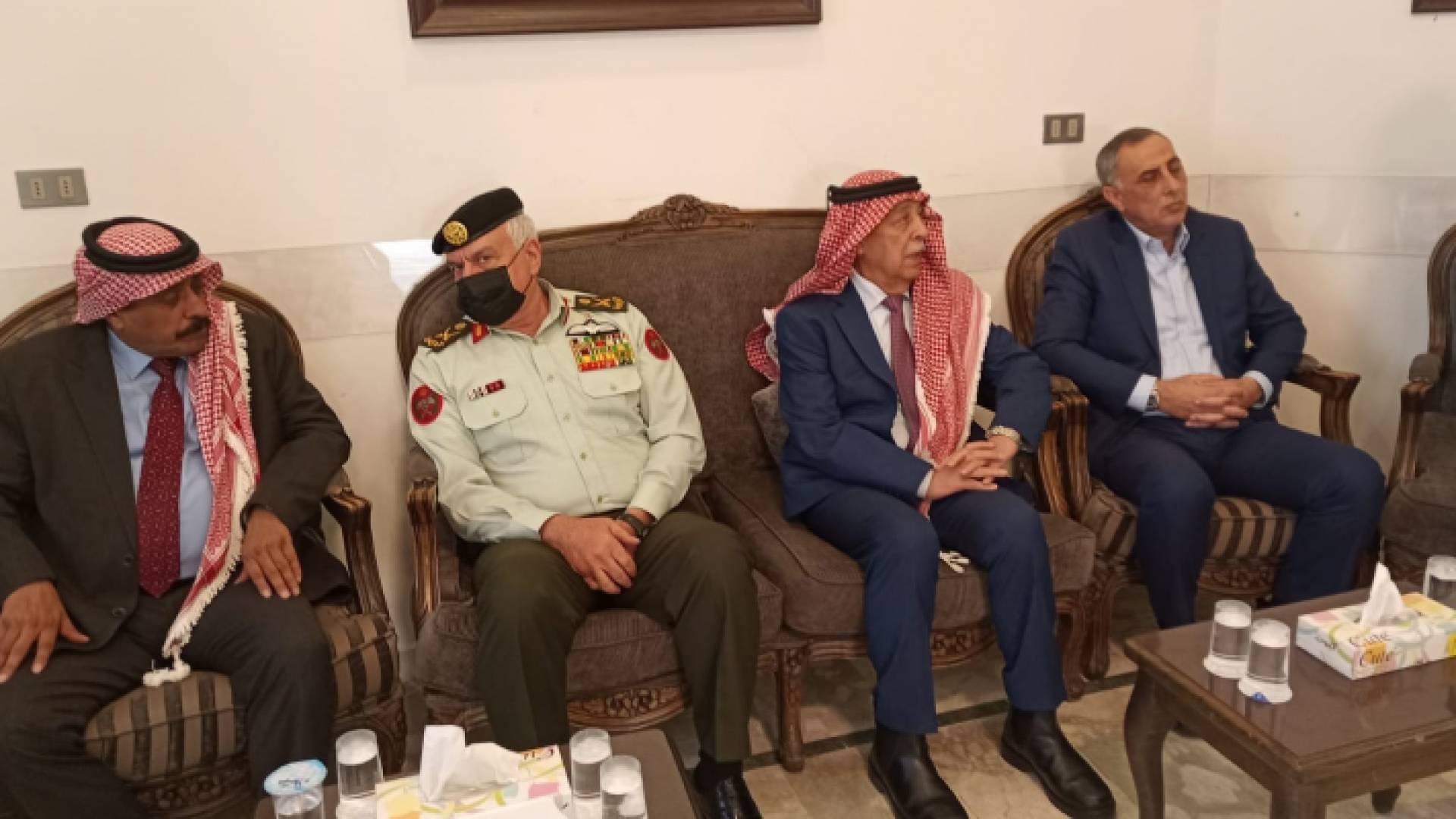 رئيس الدويان الملكي يقدم واجب العزاء لآل الفرجات