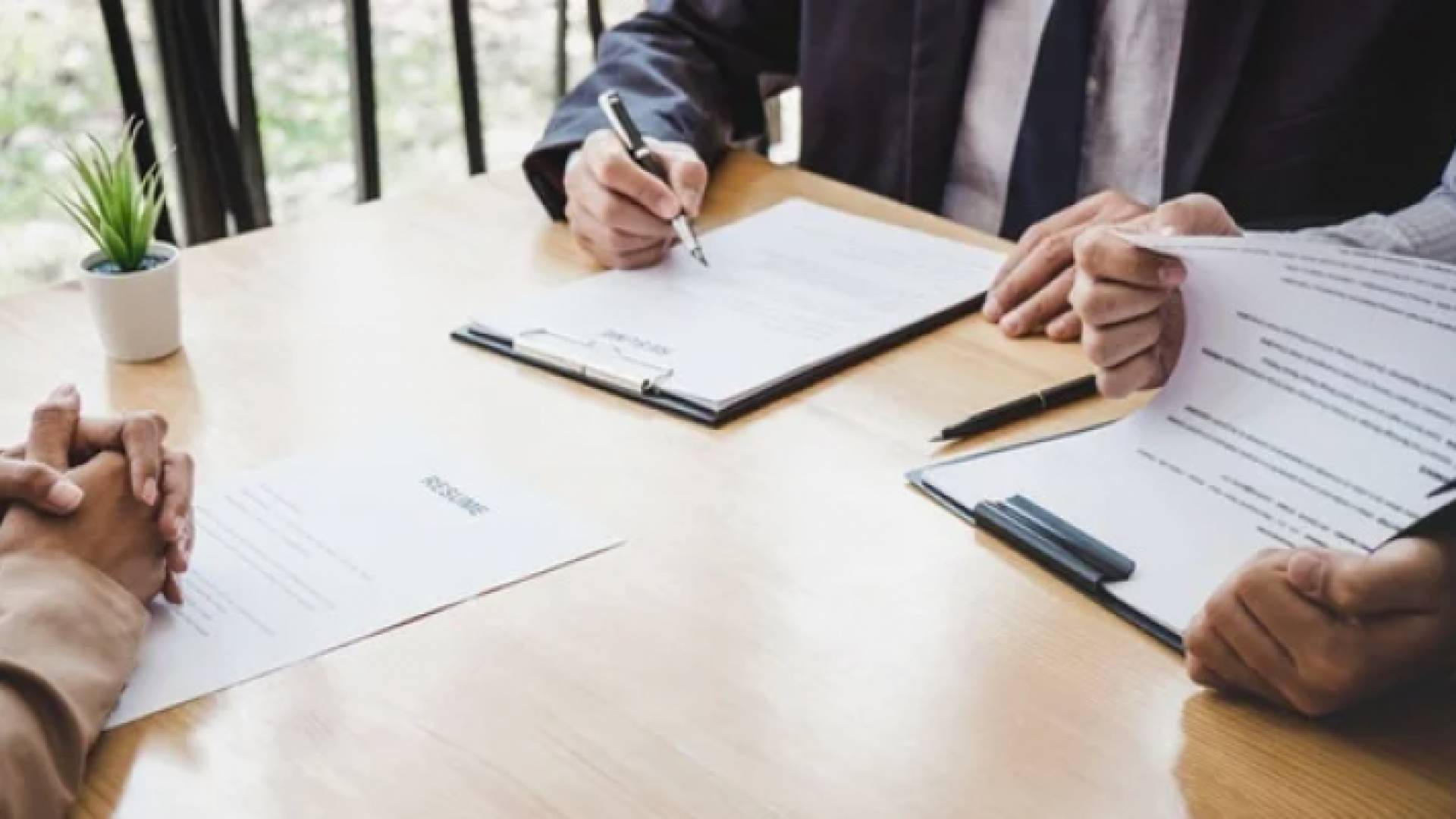 موظفون في مكاتبهم