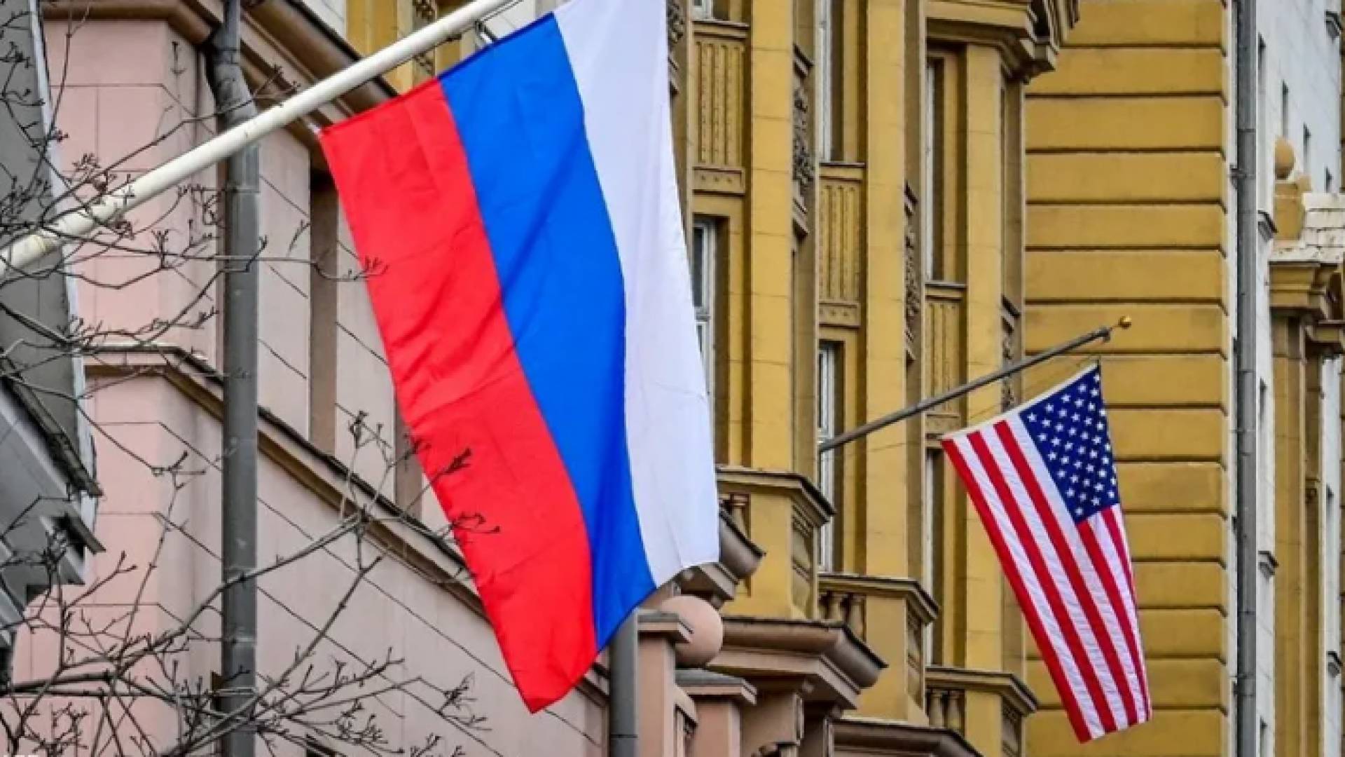 علما روسيا والولايات المتحدة على أحد المباني