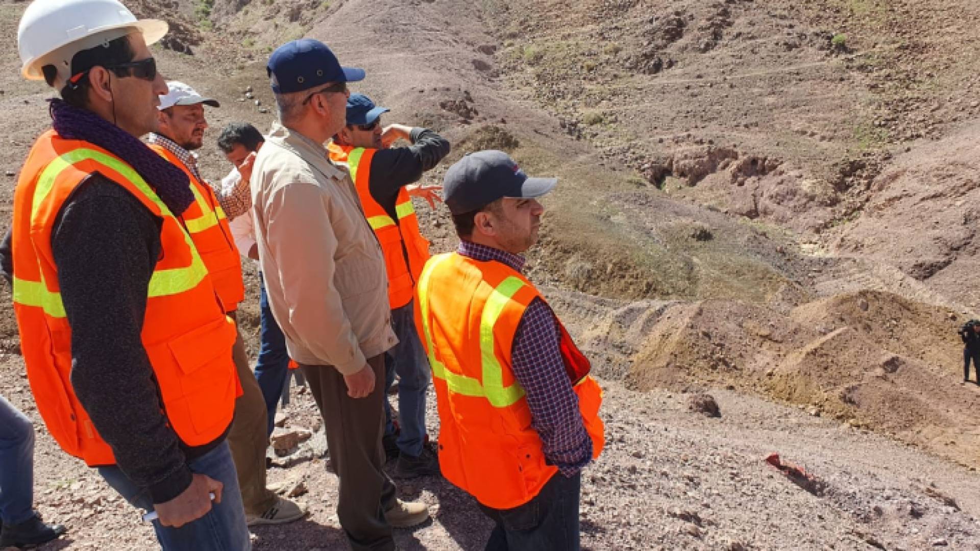 كوادر من وزارة الطاقة والثروة المعدنية أثناء عمليات البحث