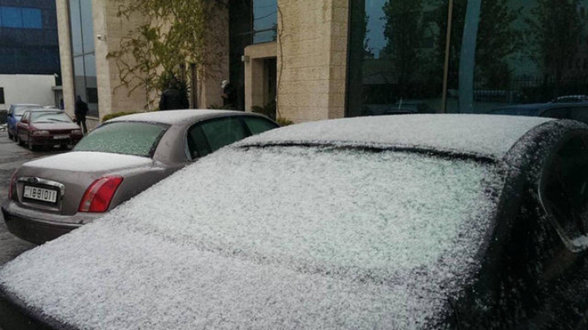 صورة تعبيرية لثلوج خفيفة عالقة على زجاج مركبات