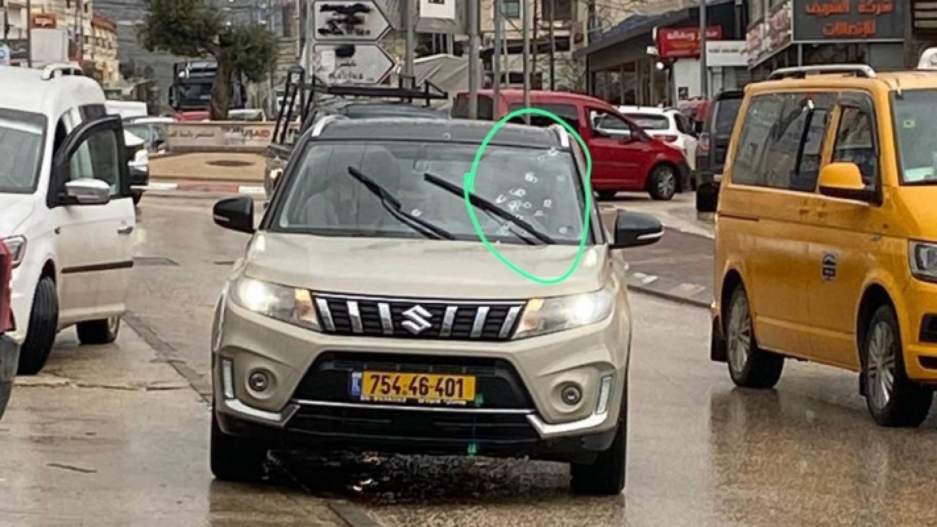 مركبة المستوطنين التي تعرضت لعملية إطلاق نار في حوارة جنوبي نابلس