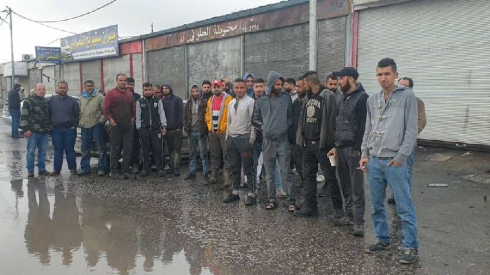 العاملون في المدينة الصناعية بمحافظة إربد احتجاجا على قرار البلدية