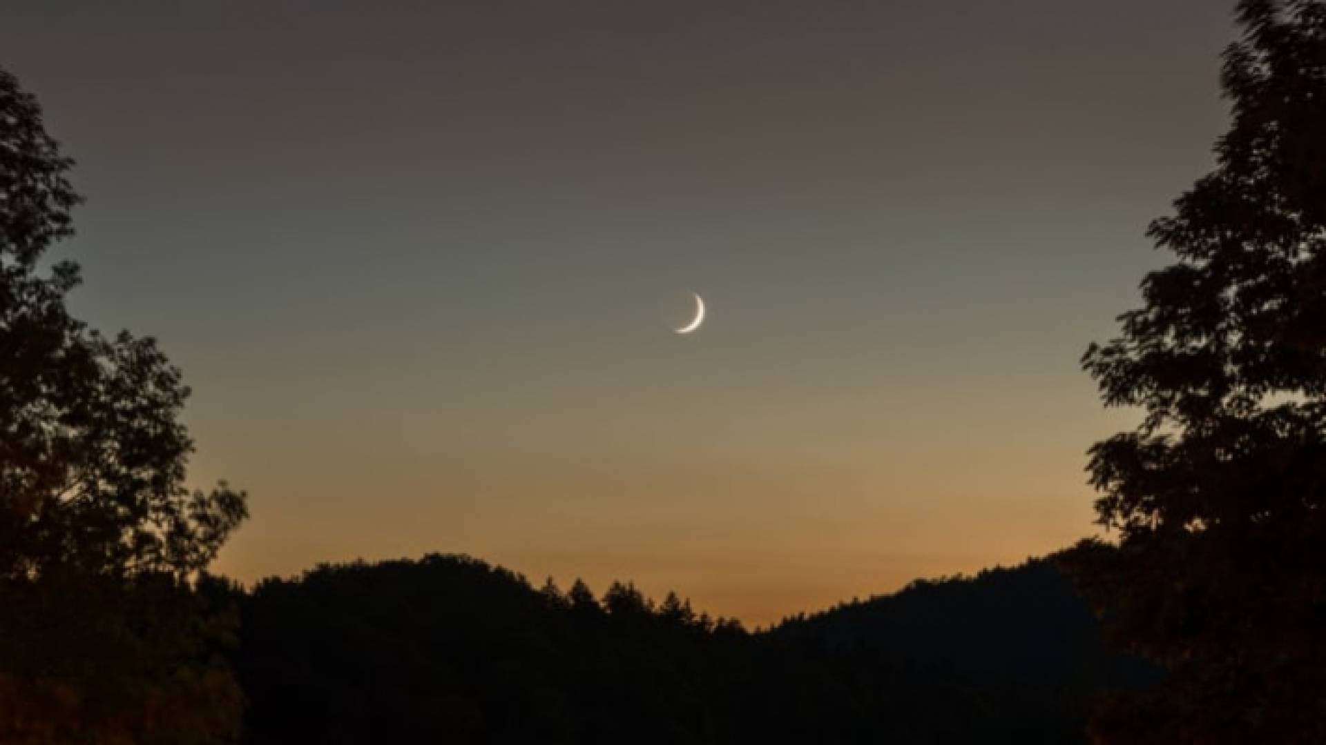 هلال وسط السماء - أرشيفية