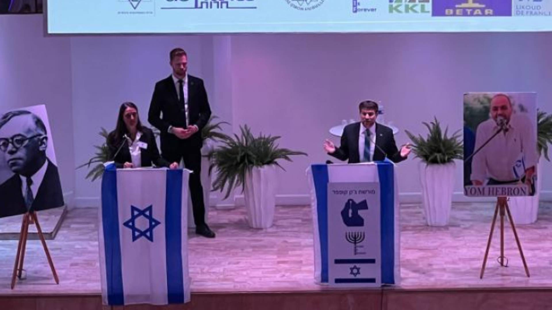 سموترتيش خلال ندوة في فرنسا وظهور خارطة ما يسمى "إسرائيل" تضم الأردن وفلسطين