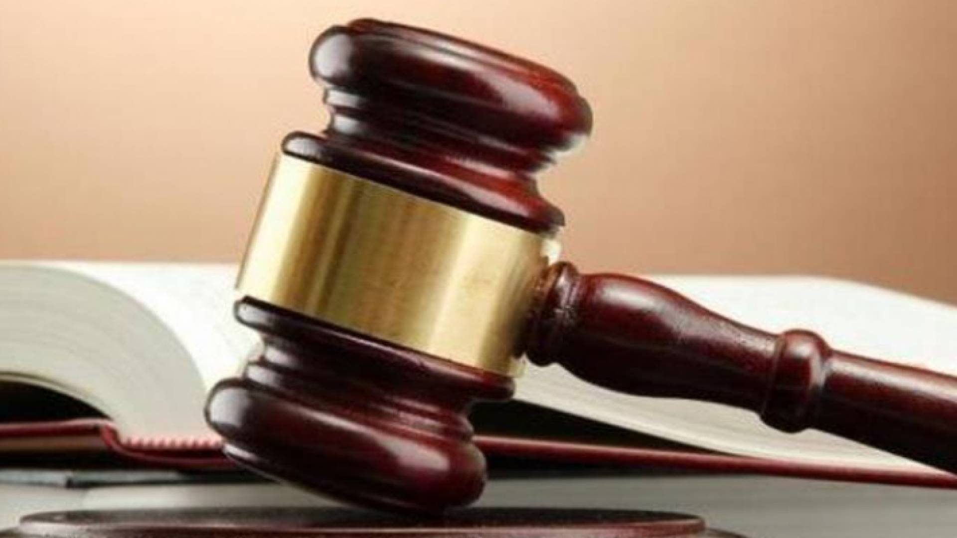 مطرقة قاض وسندان