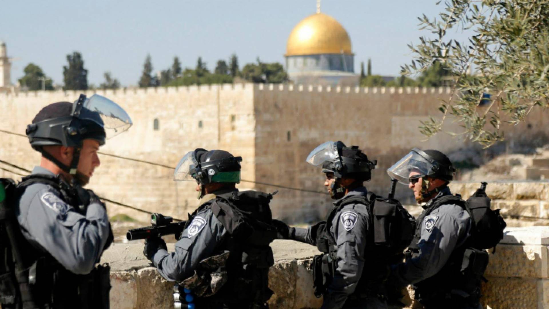 جنود من الاحتلال الإسرائيلي أمام الأقصى
