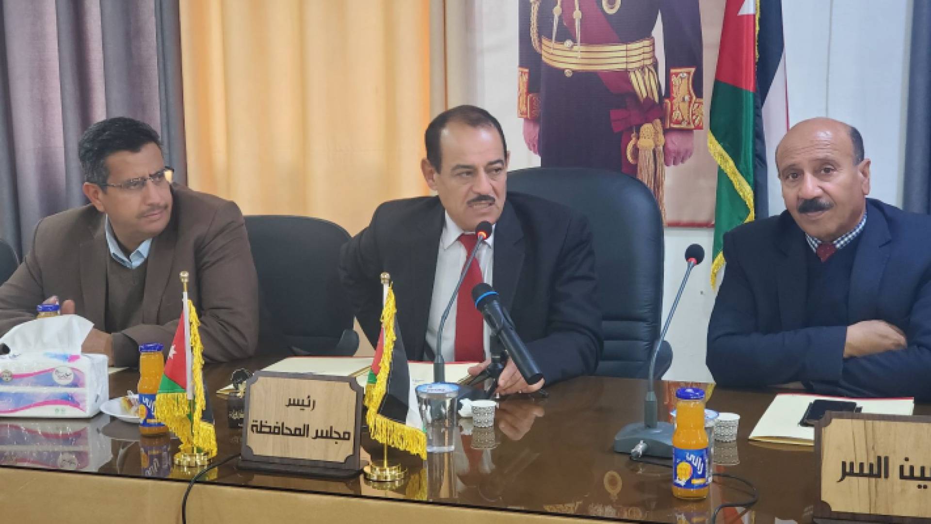 مدير مياه الكرك المهندس رشاد العضايلة خلال الاجتماع