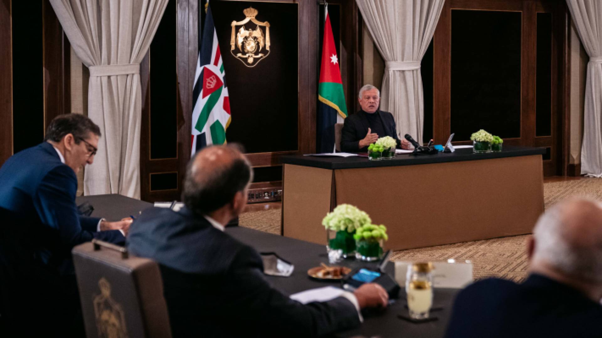 جلالة الملك خلال لقائه رؤساء لجان في مجلس الأعيان