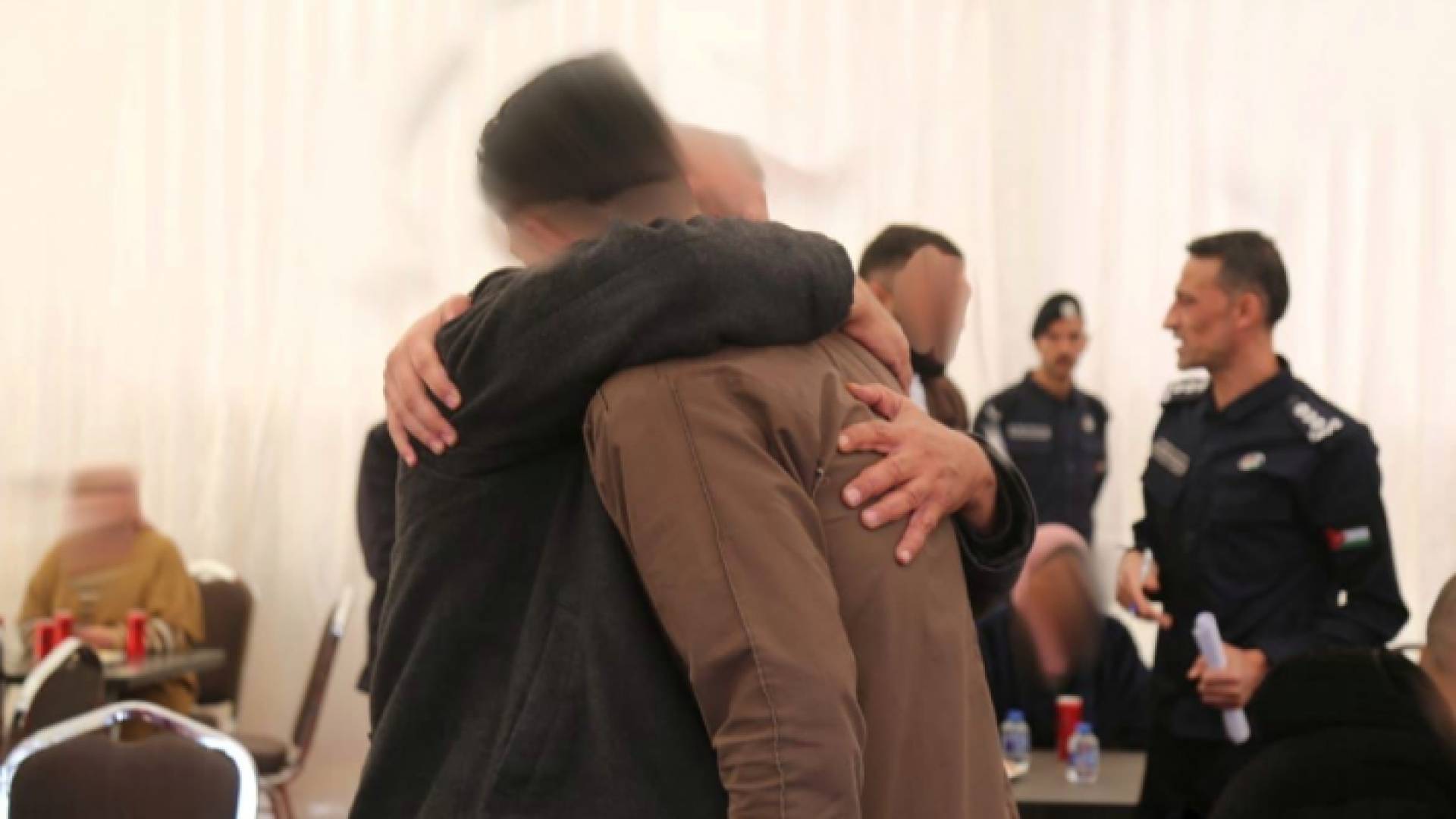 نزيل يلتقي ذويه خلال الحفل