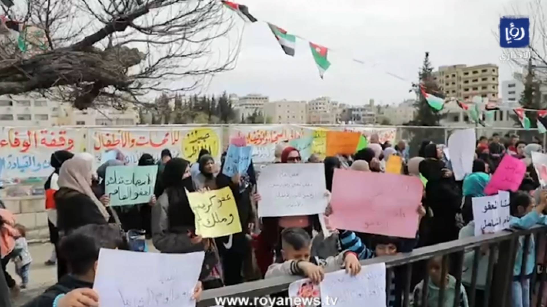 أردنيات أثناء اعتصامهن أمام مجلس النواب