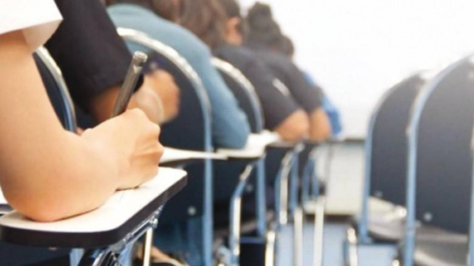 طلبة يقدمون امتحان الثانوية العامة